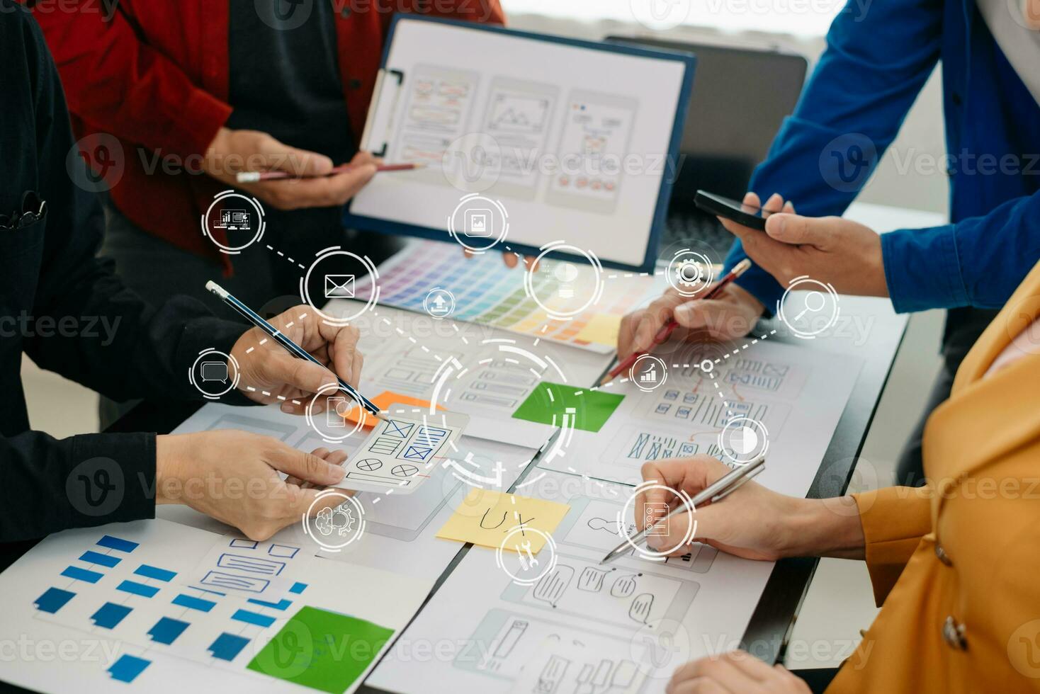 UX sviluppatore e ui progettista di brainstorming di mobile App interfaccia wireframe design con cliente breve e colore codice a moderno ufficio. foto