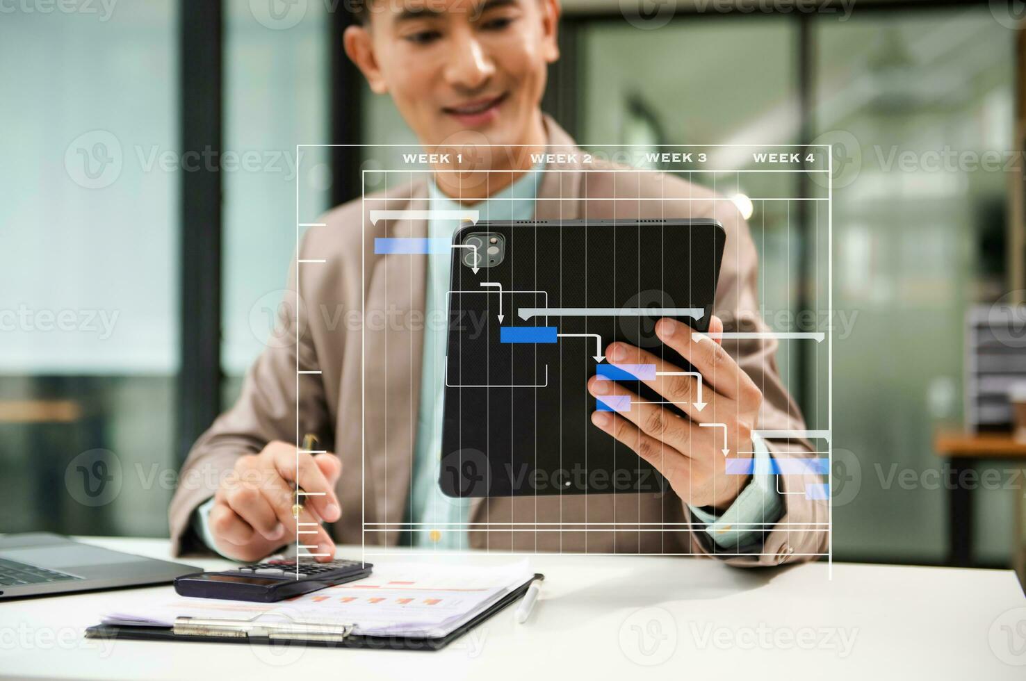 project manager che lavora e aggiorna le attività con la pianificazione dello stato di avanzamento delle pietre miliari e il diagramma di pianificazione del diagramma di Gantt. affari che lavorano con smartphone, tablet e laptop foto