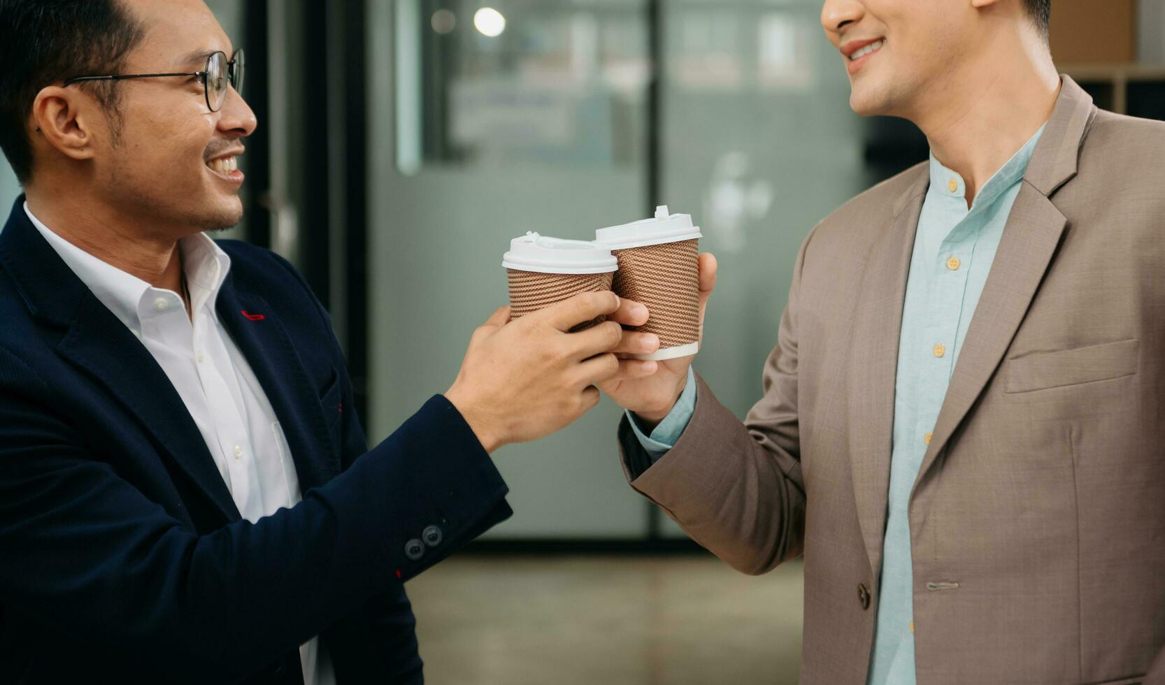 Due attività commerciale lavoratore in piedi e Tenere un' caffè tazza nel moderno ufficio, riuscito, celebrazione, nuovo progetto, squadra ufficio concetto nel mattina foto