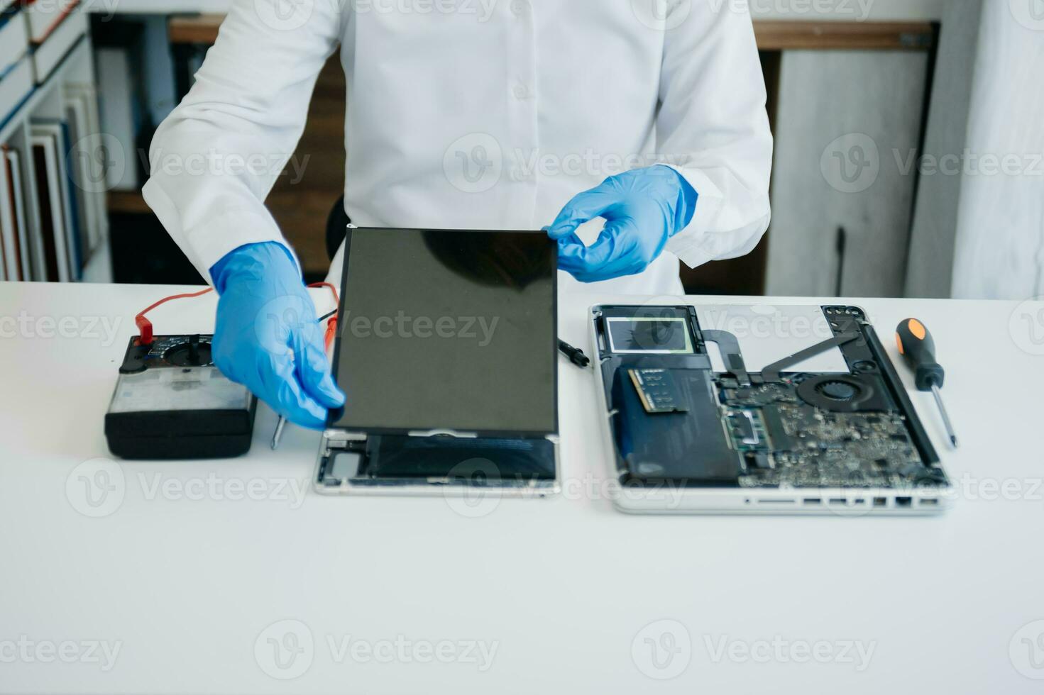 elettronica tecnico, elettronico ingegneria elettronico riparazione,elettronica misurazione e test, riparazione e Manutenzione concetti.usi un' voltaggio metro per dai un'occhiata e aggiornare nel negozio foto