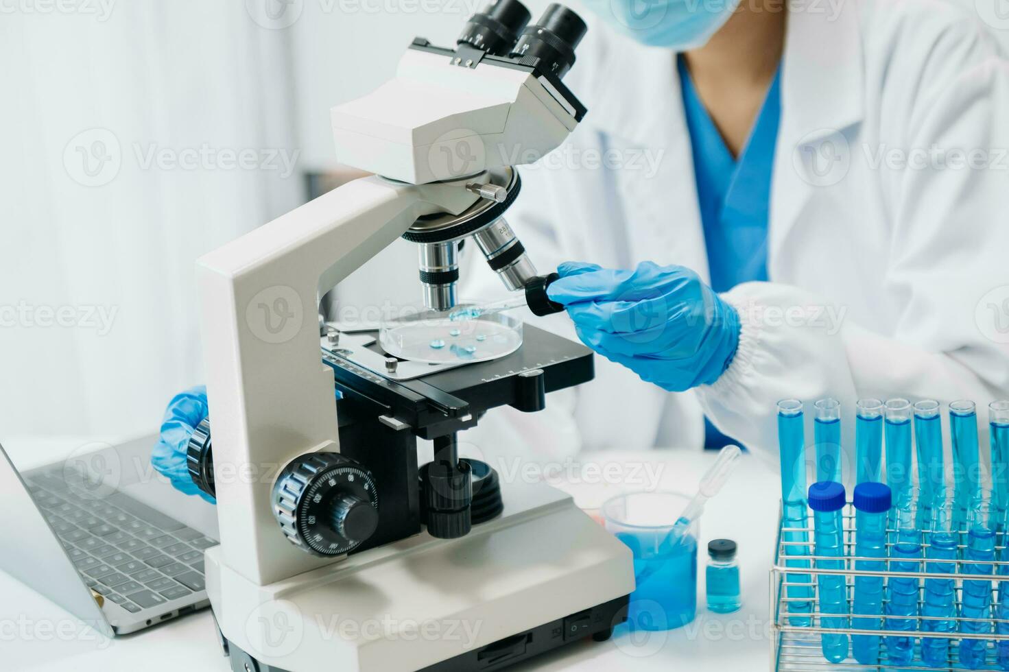 moderno medico ricerca laboratorio. femmina scienziato Lavorando con micro pipette analizzando biochimica campioni, Avanzate scienza chimico laboratorio foto