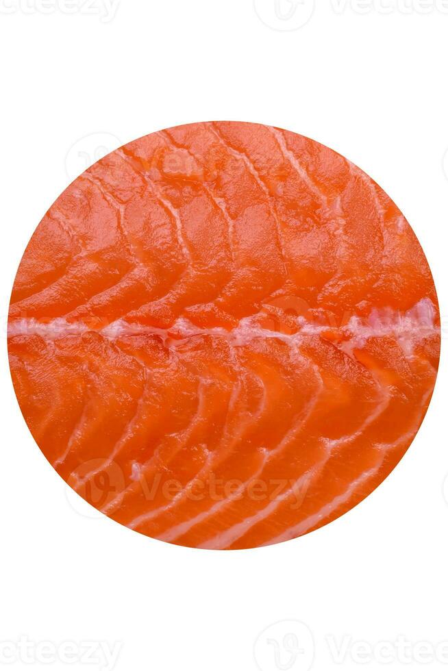 fresco crudo salmone rosso pesce filetto con sale e spezie foto