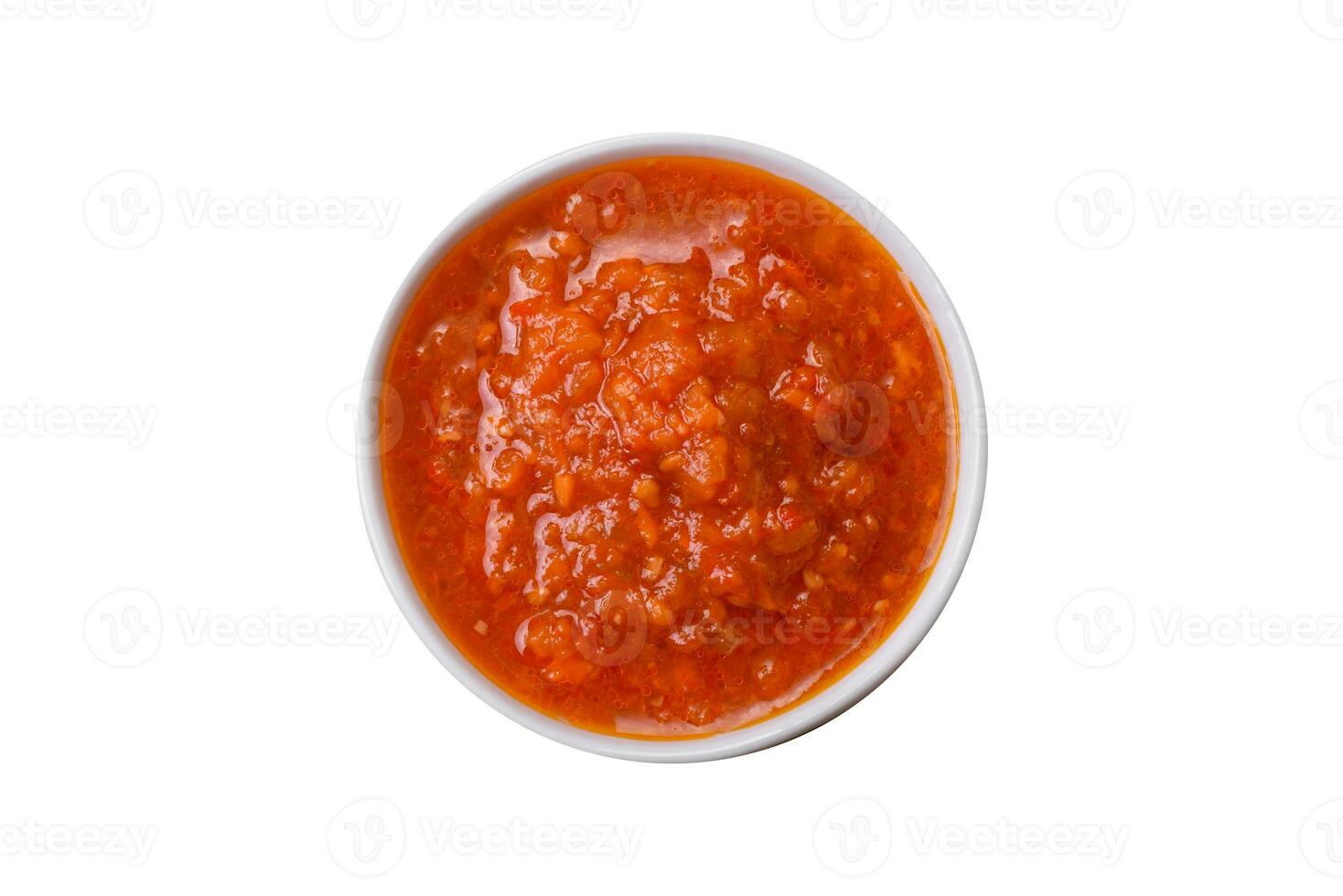 delizioso speziato pomodoro salsa con Pepe, aglio, sale, spezie e erbe aromatiche foto