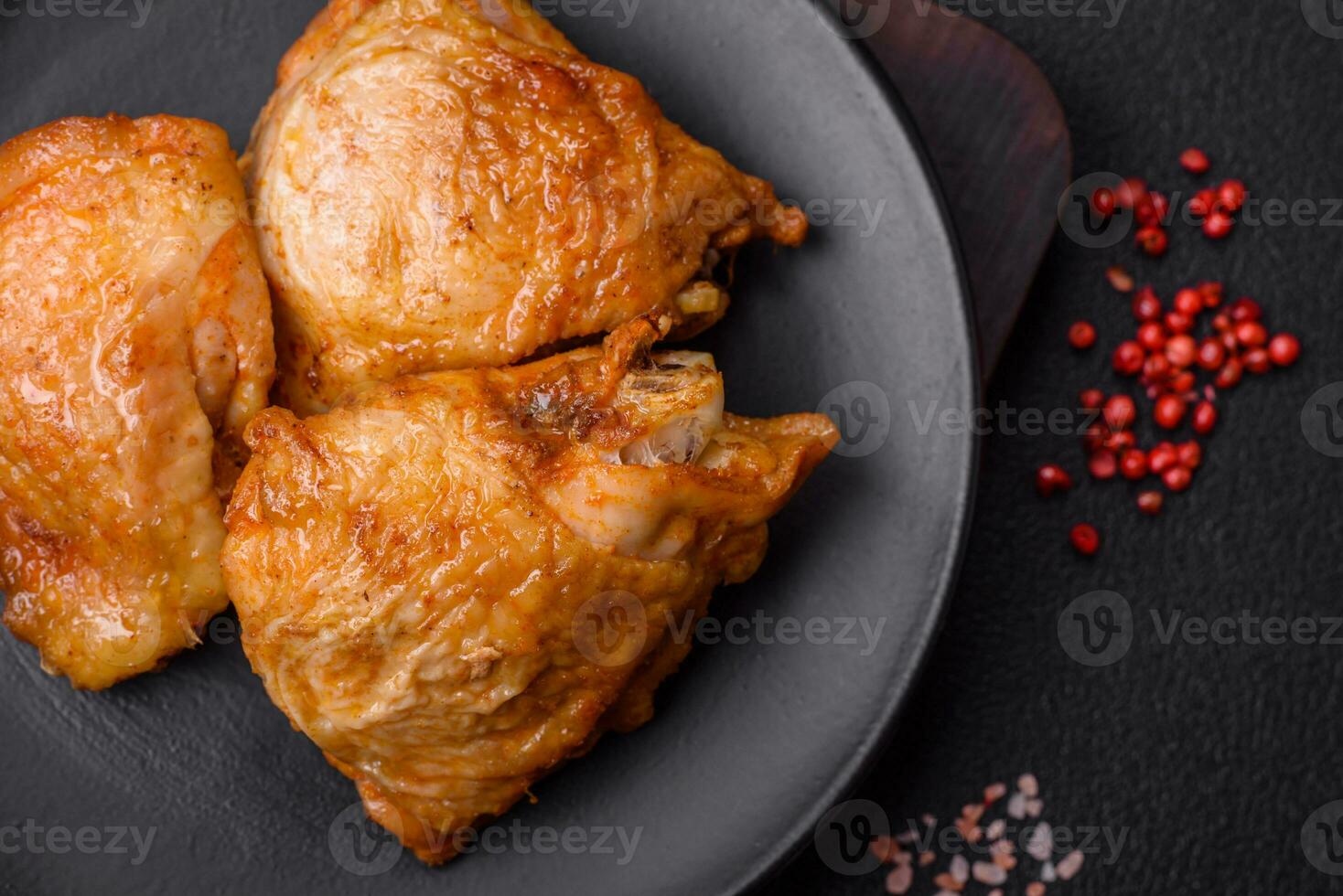 delizioso grigliato pollo cosce con sale, spezie e erbe aromatiche foto