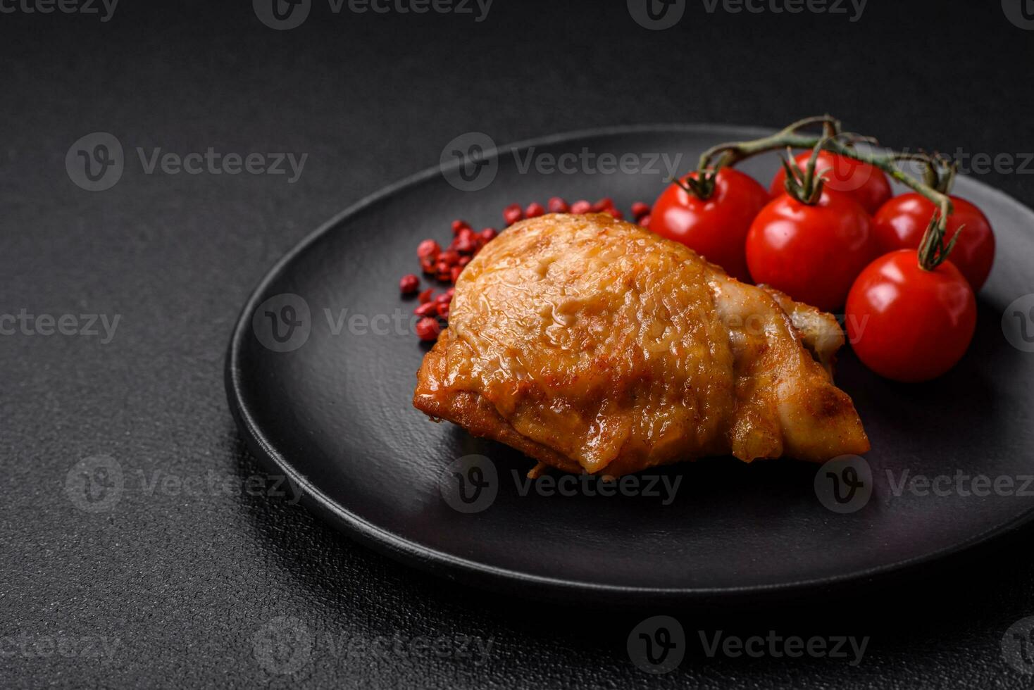 delizioso grigliato pollo cosce con sale, spezie e erbe aromatiche foto