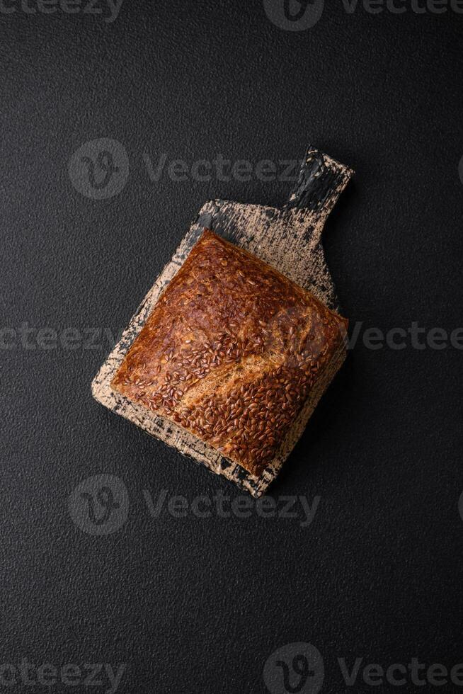 delizioso fresco croccante Marrone pane con cereali e semi foto