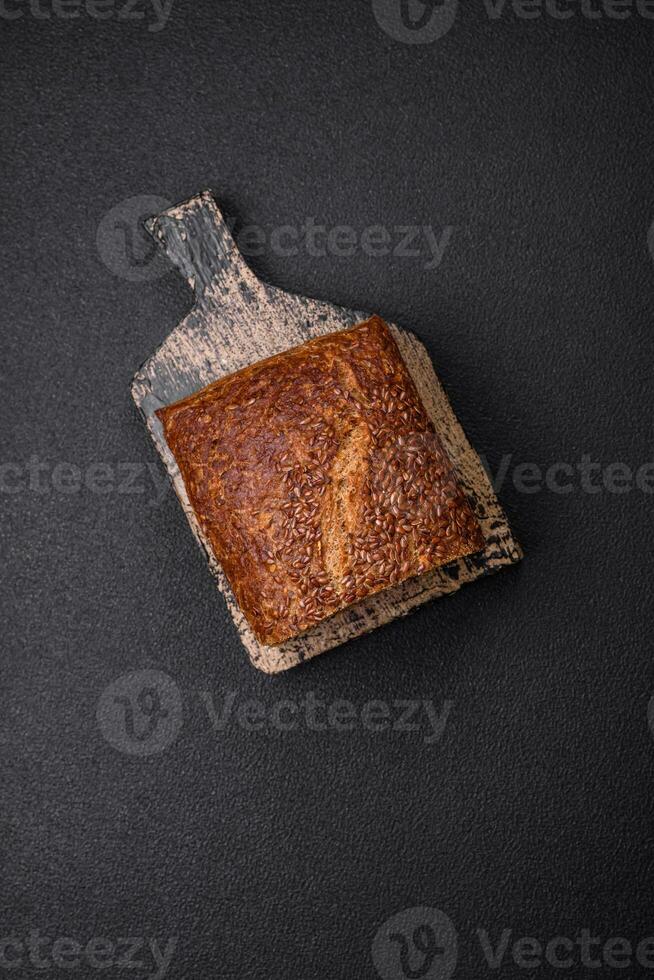 delizioso fresco croccante Marrone pane con cereali e semi foto