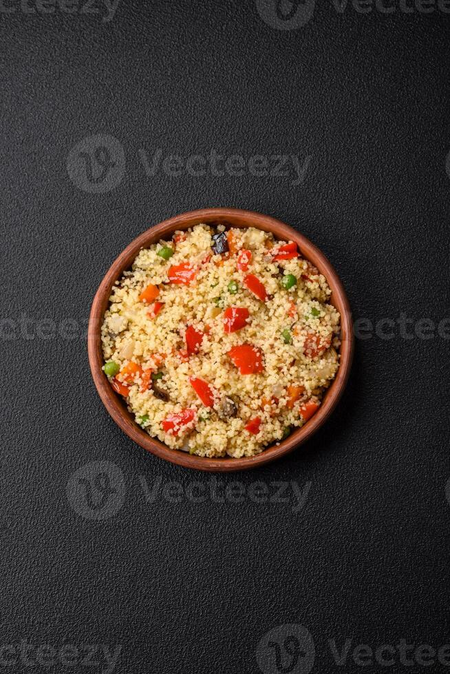 delizioso couscous porridge con cubi di grigliato verdure con sale e spezie foto