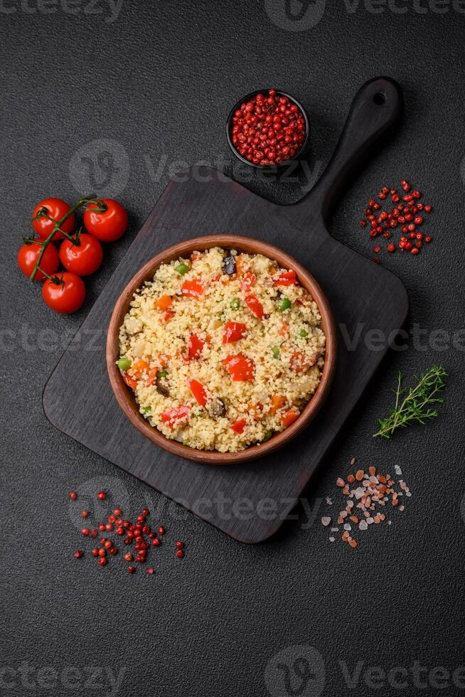 delizioso couscous porridge con cubi di grigliato verdure con sale e spezie foto