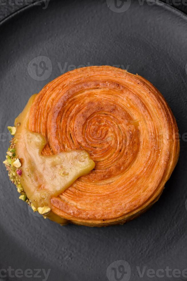 il giro soffio Pasticcino brioche con lampone Riempimento o nuovo York rotolo foto