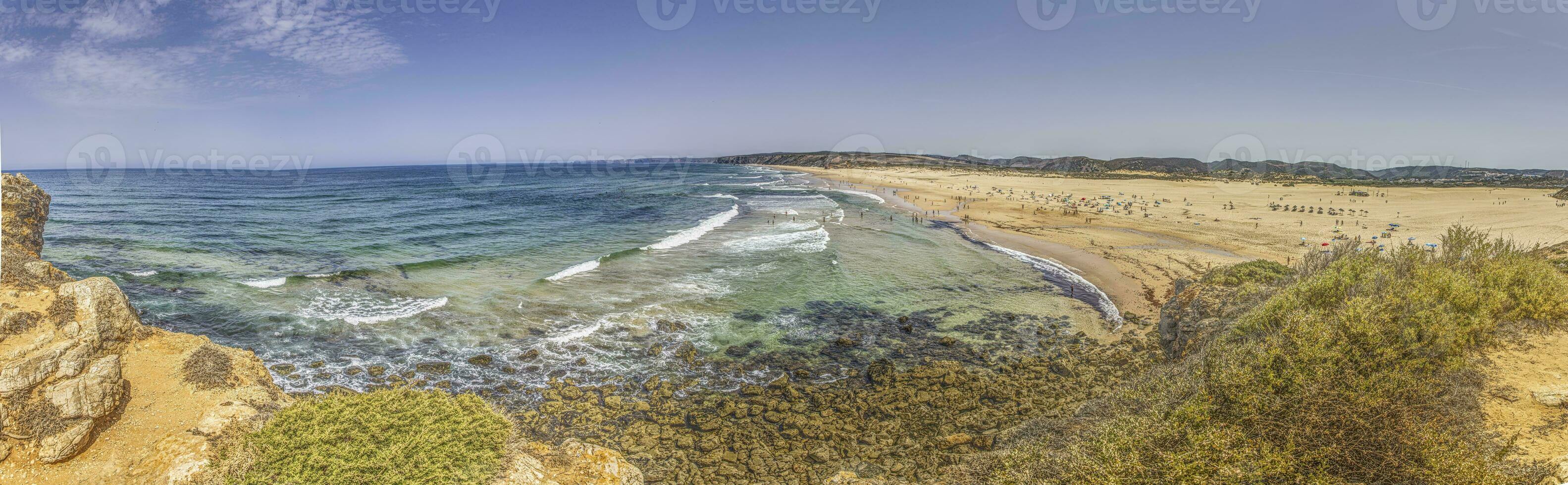 fuco panorama al di sopra di il Surf individuare bordeiras spiaggia su il portoghese atlantico costa durante il giorno foto