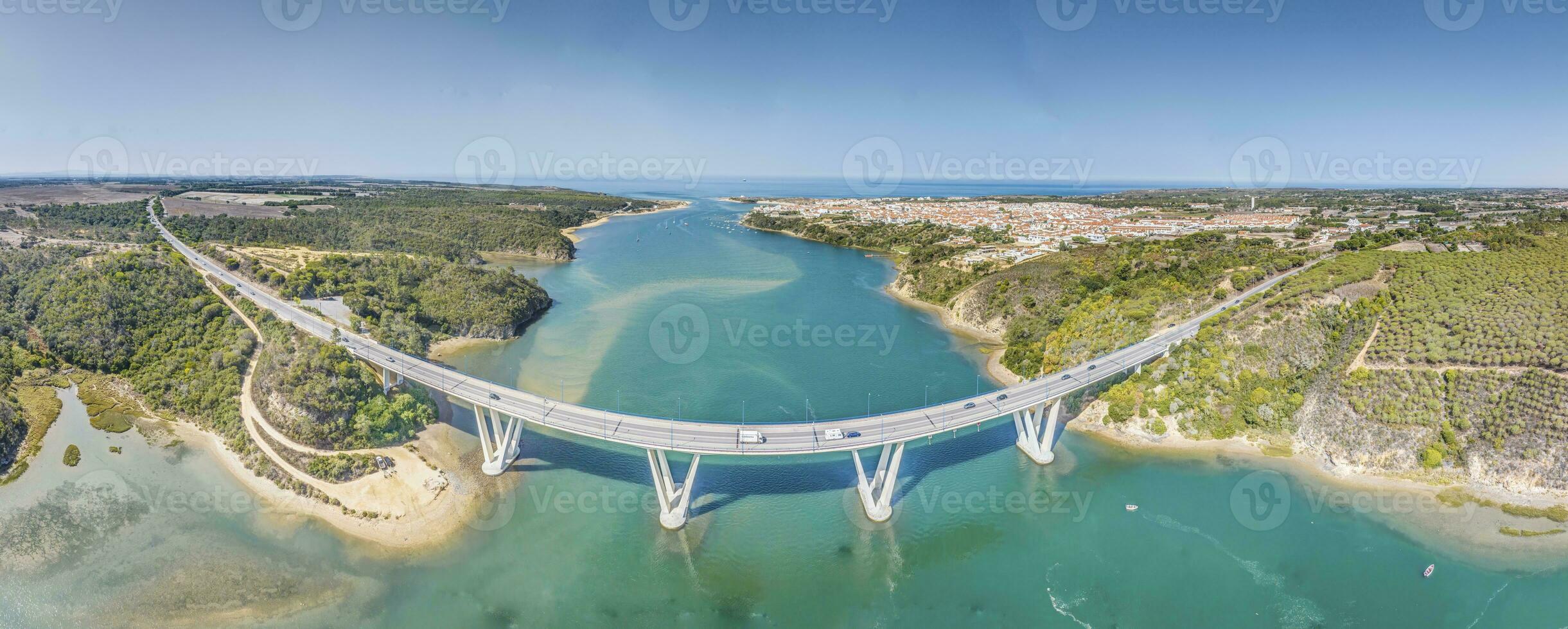 panoramico Visualizza di il autostrada senza pedaggio ponte al di sopra di il rio mira vicino il cittadina di bairro monte vistoso foto