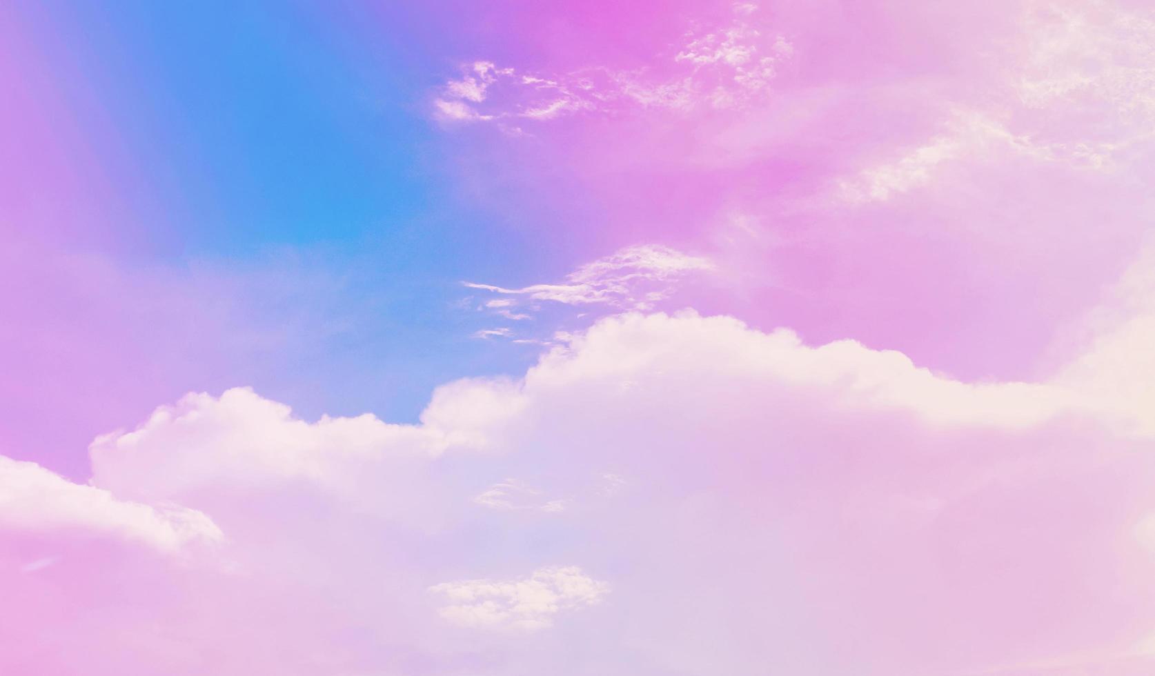 cielo rosa pastello per lo sfondo. belle nuvole romantiche da sogno foto