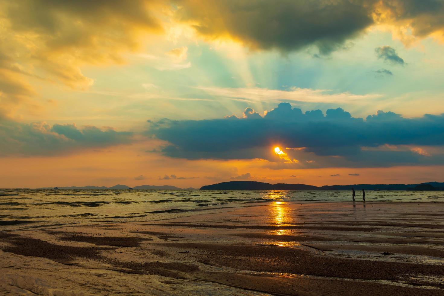 tramonto in spiaggia ao nang krabi thailand foto