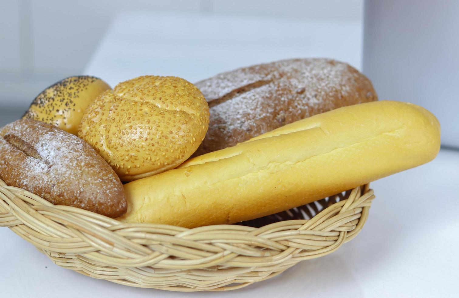 il pane è nel cestino per una deliziosa colazione foto