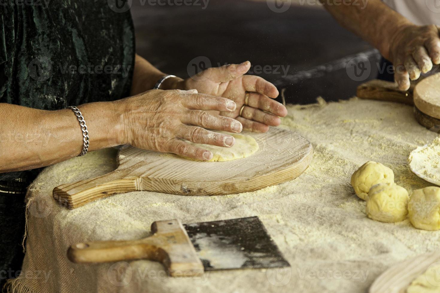 impastare in un forno tradizionale foto