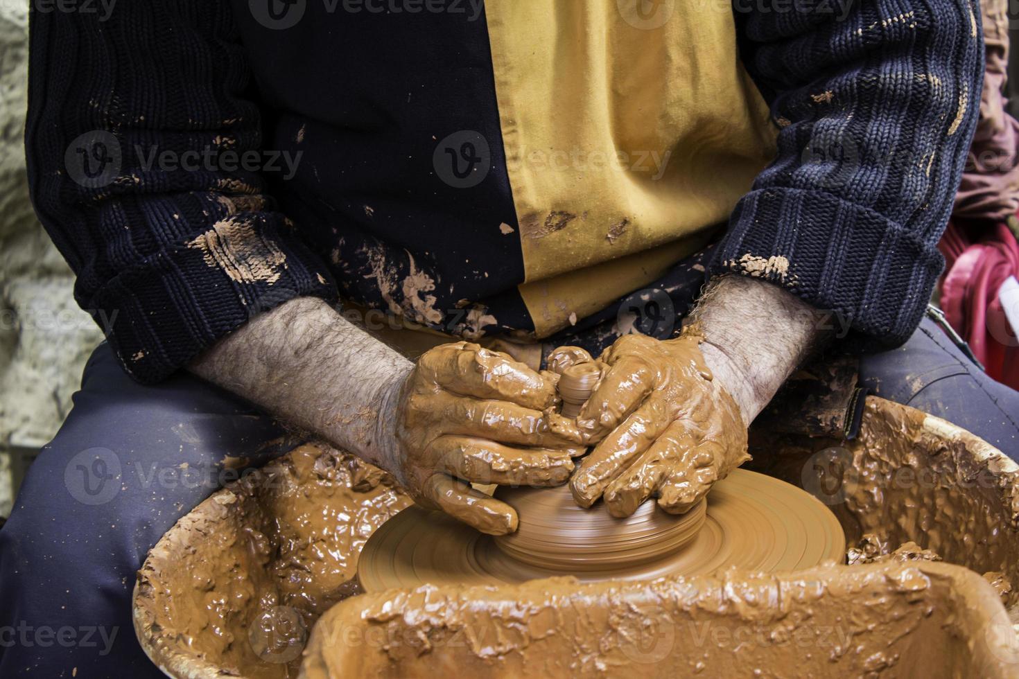 mani dell'uomo che lavorano e modellano l'argilla, vasaio in ceramica foto