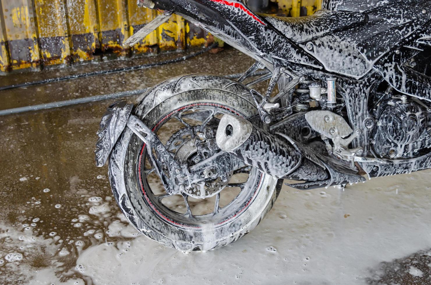 lavare la moto all'autolavaggio foto