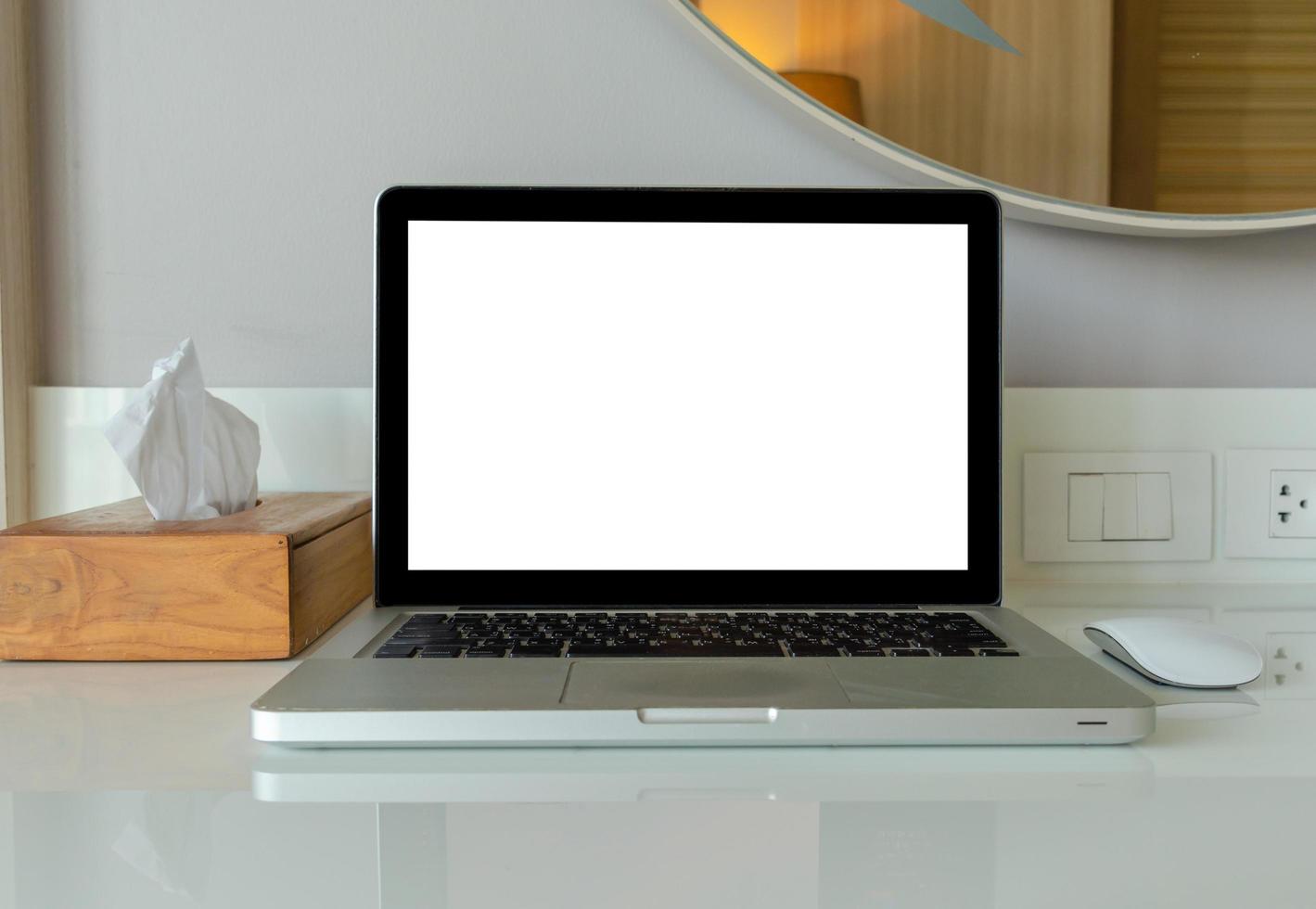 computer portatile mock up e mouse schermo vuoto bianco per testo pubblicitario sul tavolo foto
