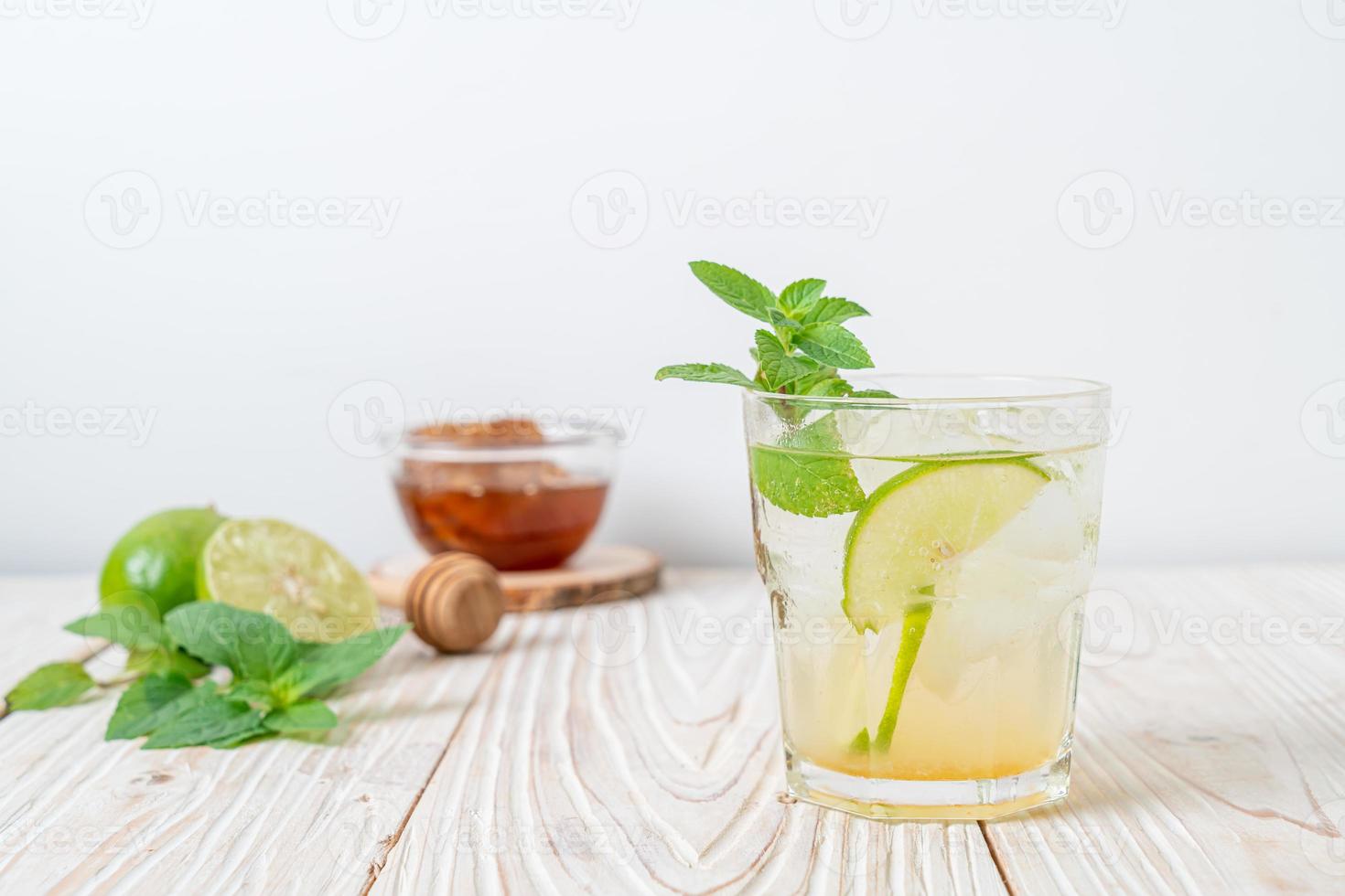 Miele ghiacciato e soda al lime con menta - bevanda rinfrescante foto