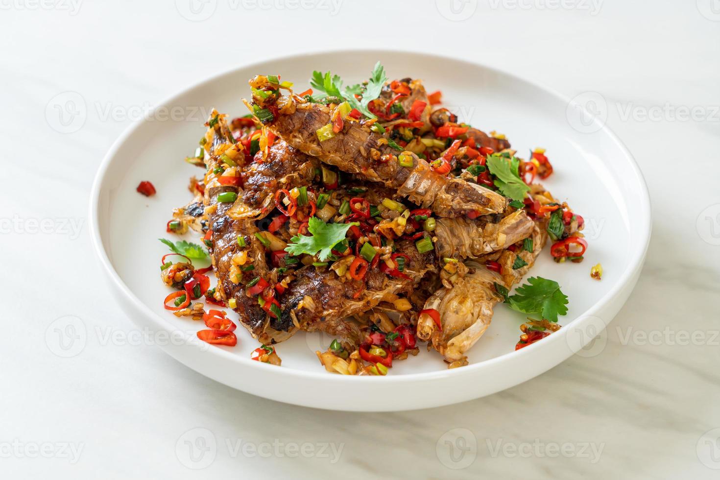 canocchia o gamberi saltati in padella con peperoncino e sale. foto