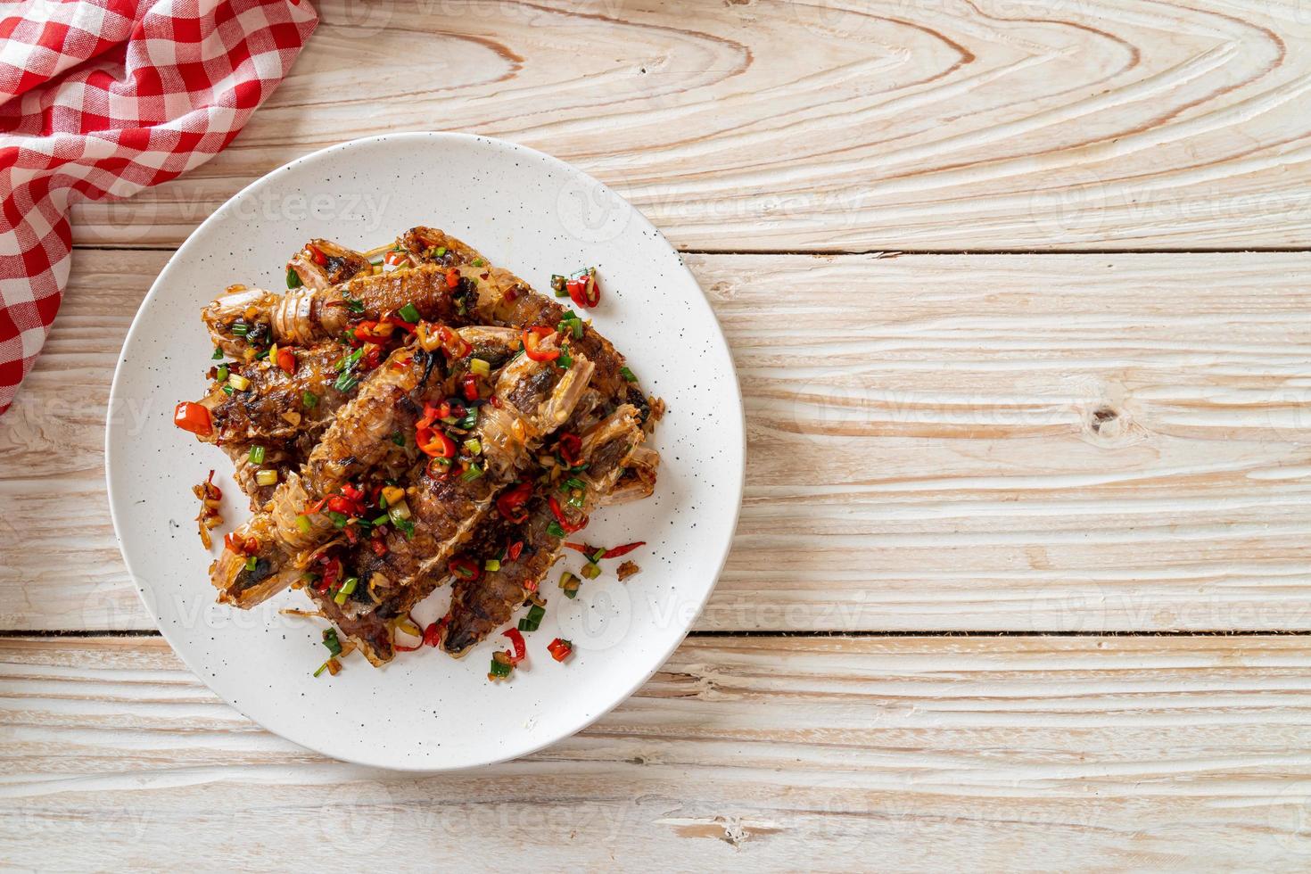 canocchia o gamberi saltati in padella con peperoncino e sale. foto