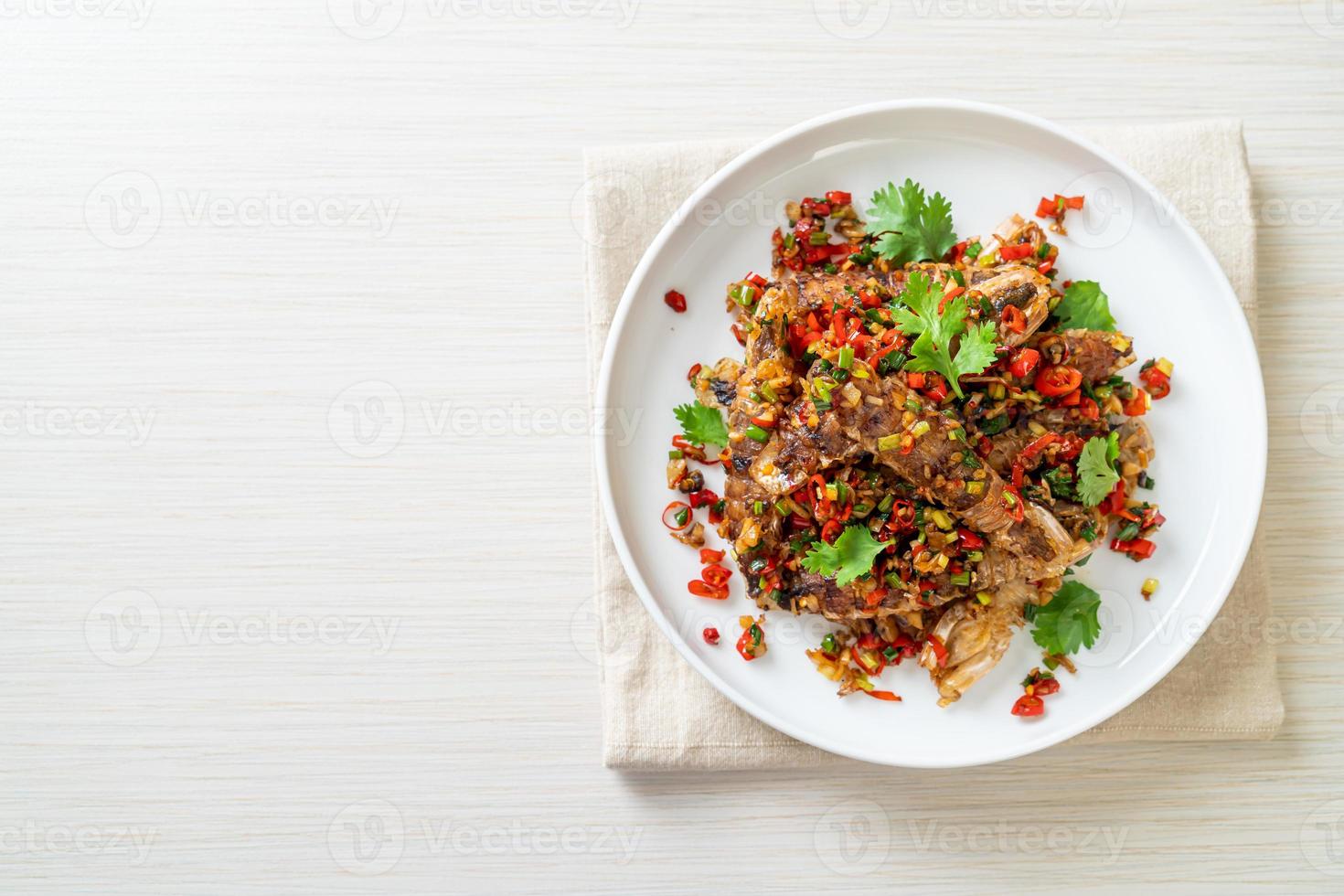 canocchia o gamberi saltati in padella con peperoncino e sale. foto