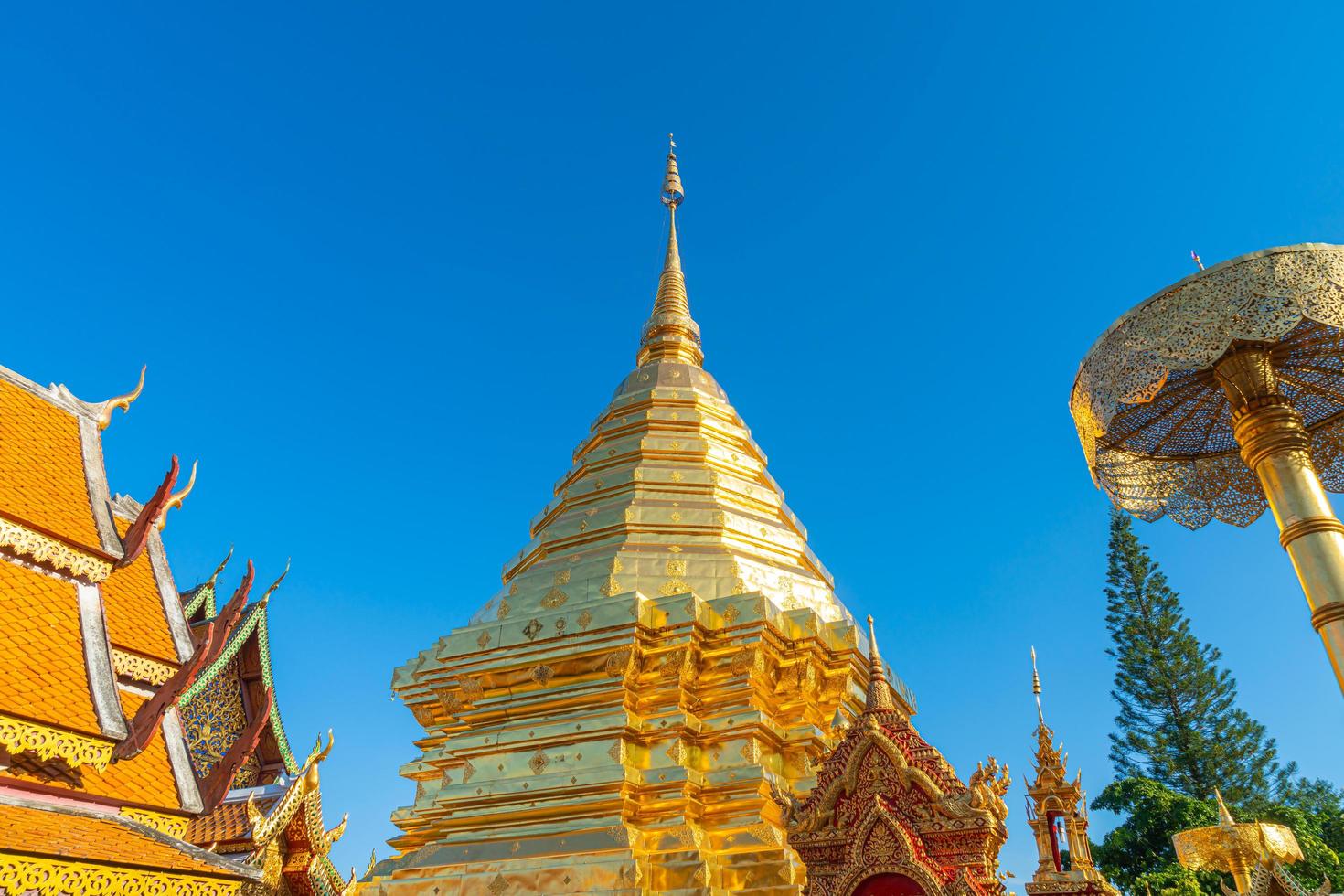 bellissimo monte d'oro al tempio di wat phra that doi suthep a chiang mai, in thailandia. foto