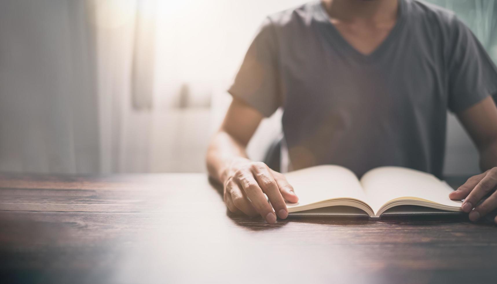 le persone leggono libri per aumentare la capacità di conoscenza foto