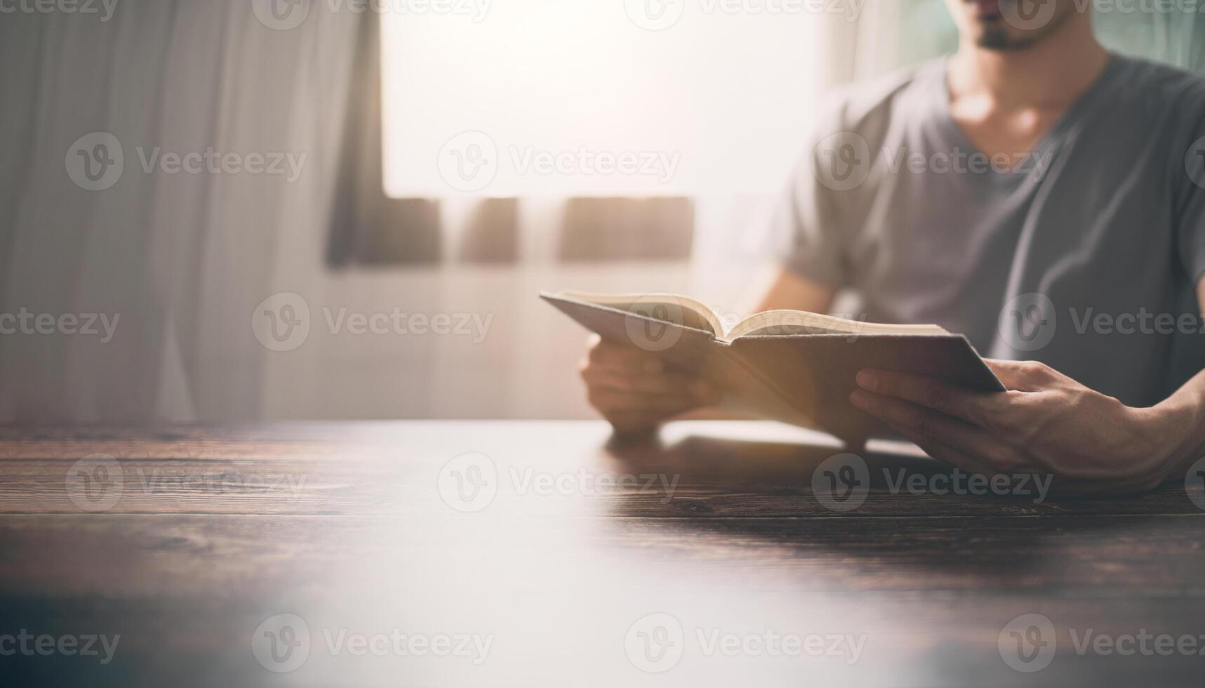 le persone leggono libri per aumentare la capacità di conoscenza foto