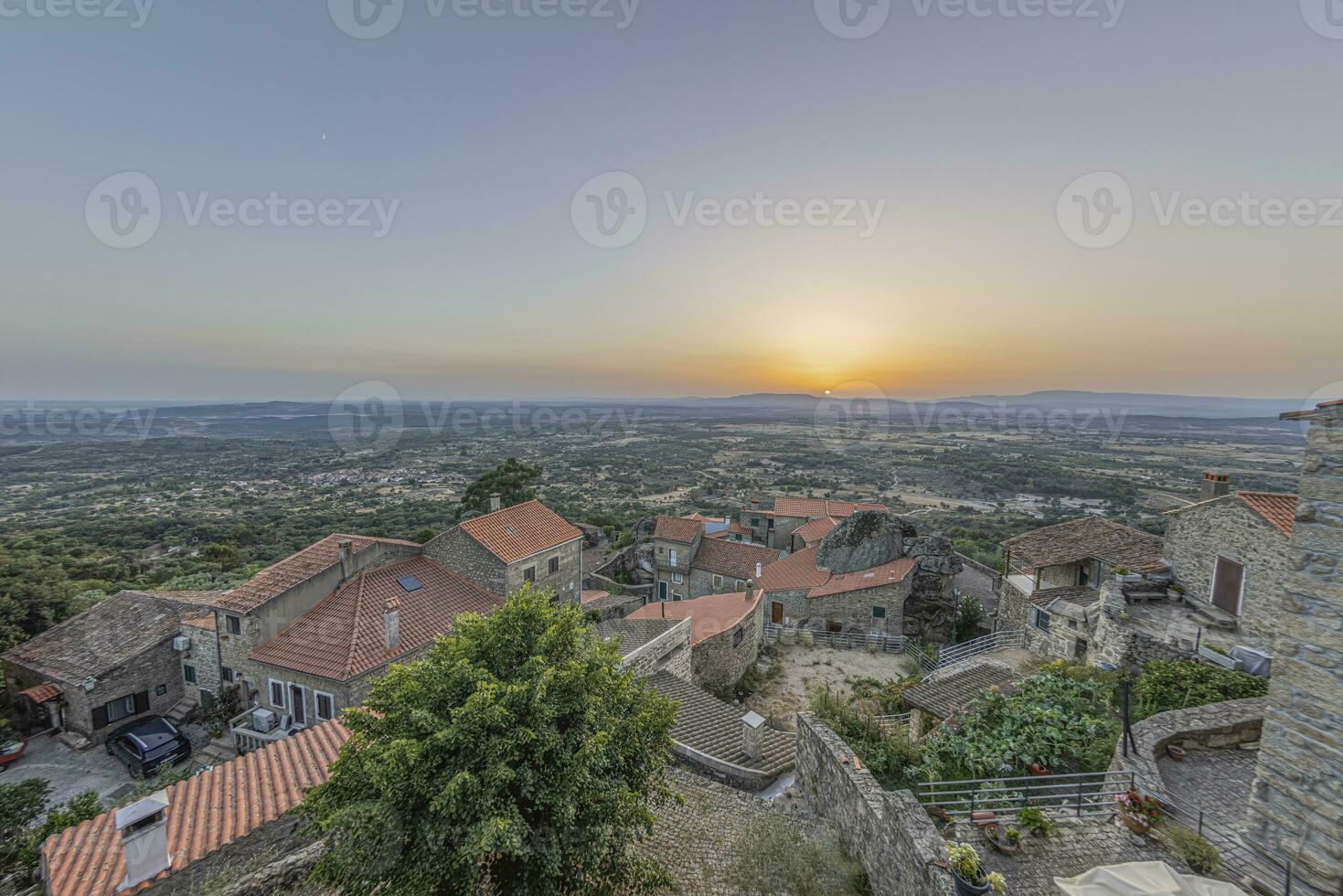 Visualizza al di sopra di abbandonato storico cittadina di monsante nel Portogallo durante Alba foto