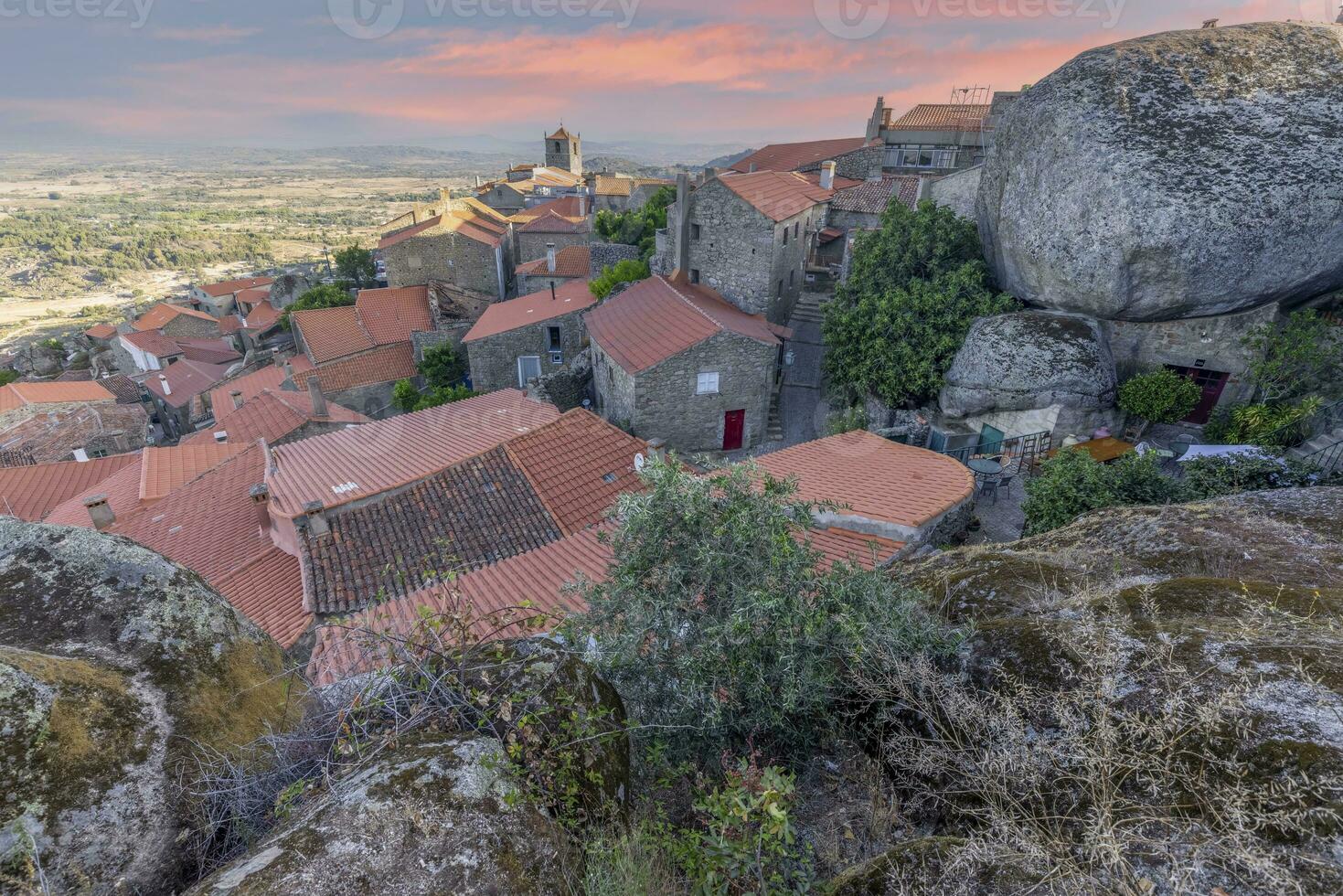 Visualizza al di sopra di abbandonato storico cittadina di monsante nel Portogallo durante Alba foto