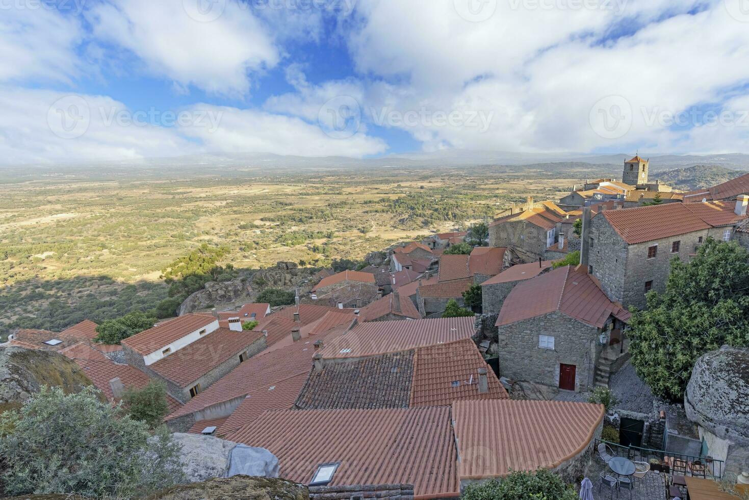 Visualizza al di sopra di abbandonato storico cittadina di monsante nel Portogallo durante Alba foto