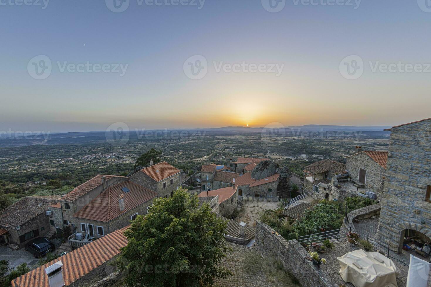 Visualizza al di sopra di abbandonato storico cittadina di monsante nel Portogallo durante Alba foto