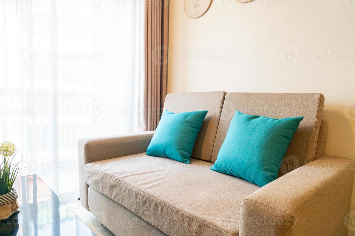 decorazione di comodi cuscini sul divano in soggiorno foto