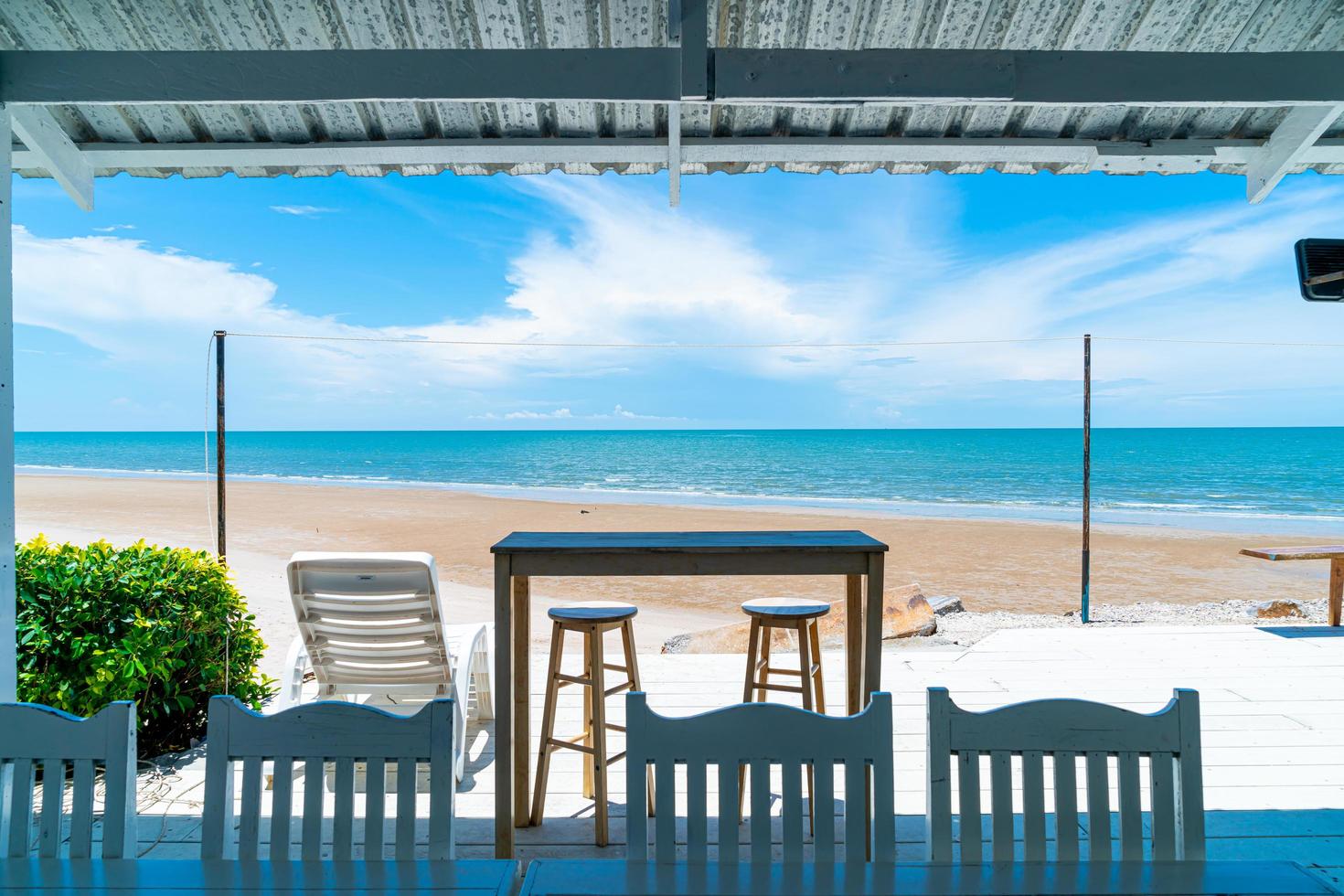 bar e sedia in legno con spiaggia oceano mare e sfondo azzurro del cielo foto