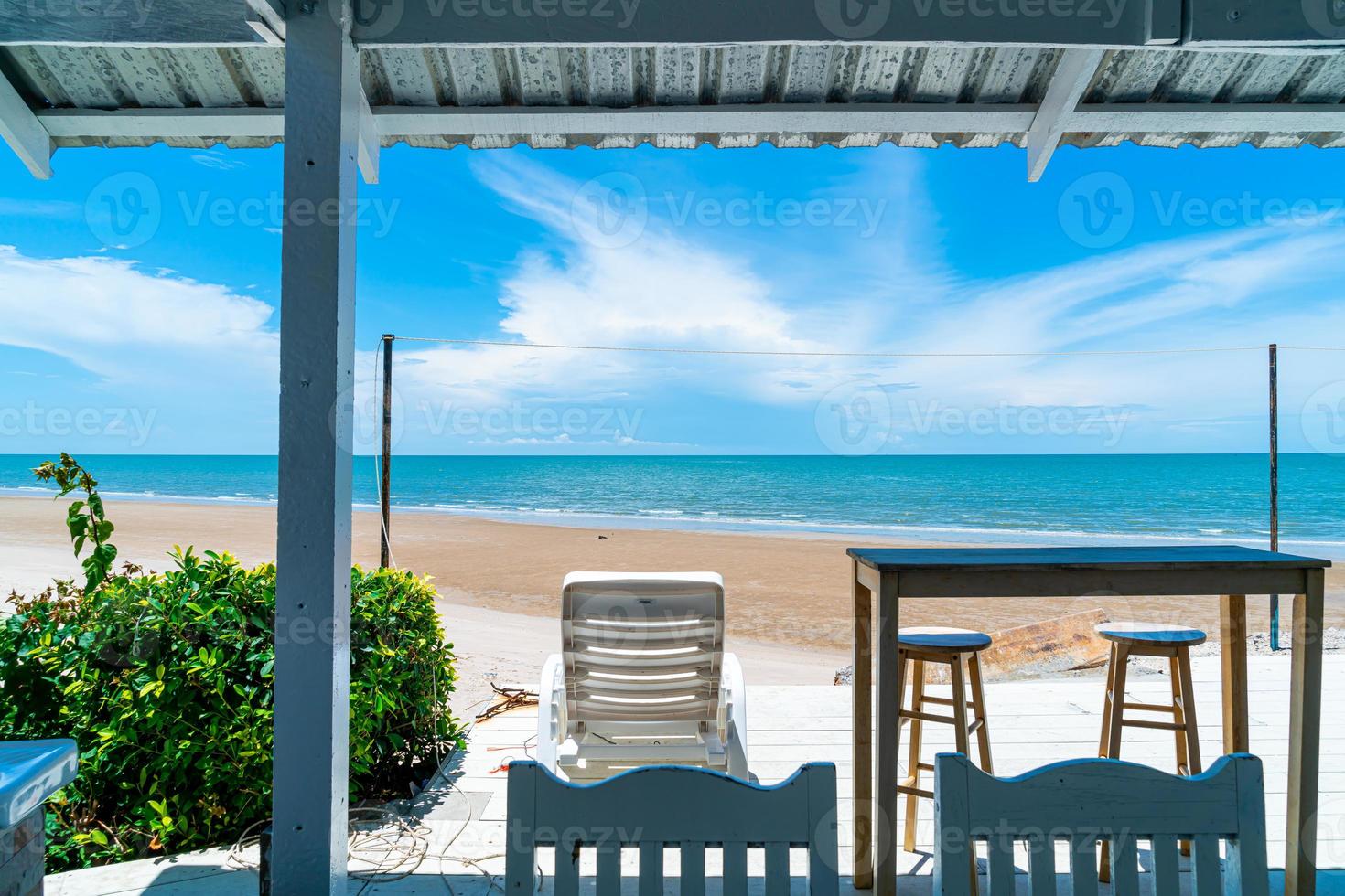 bar e sedia in legno con spiaggia oceano mare e sfondo azzurro del cielo foto