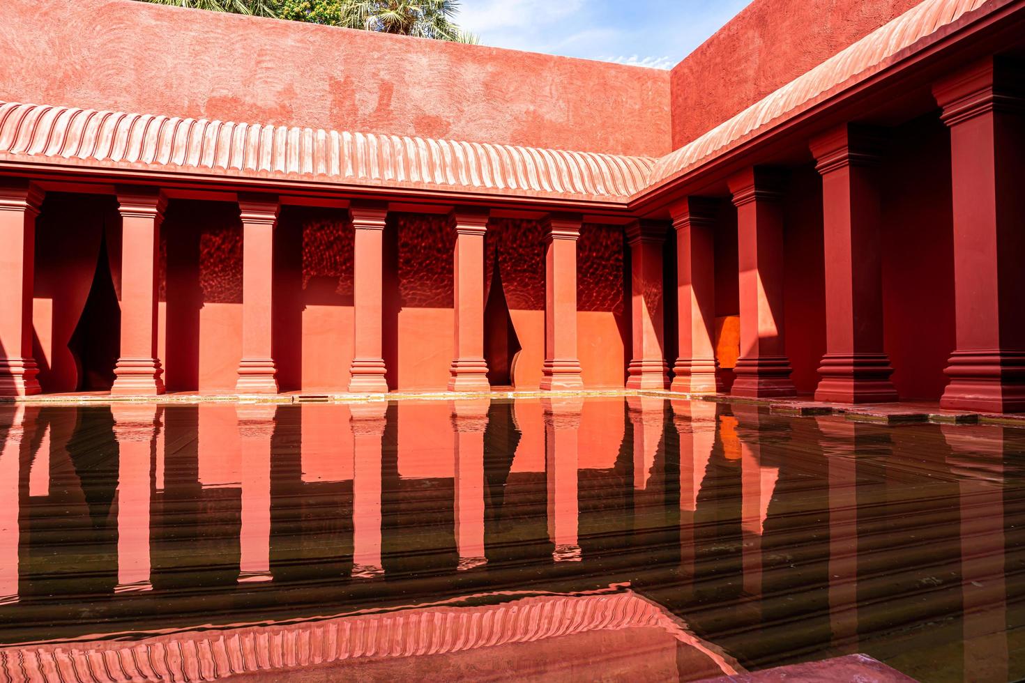 bella architettura in stile marocchino con bacino della fontana foto