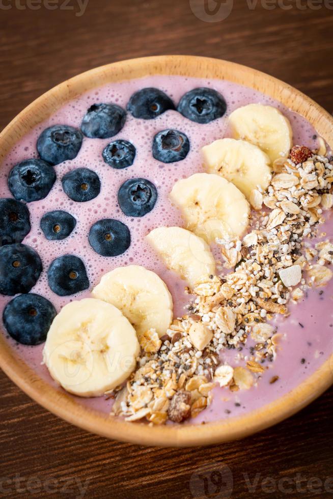 ciotola di yogurt o frullato con mirtilli, banana e muesli - stile di cibo sano foto