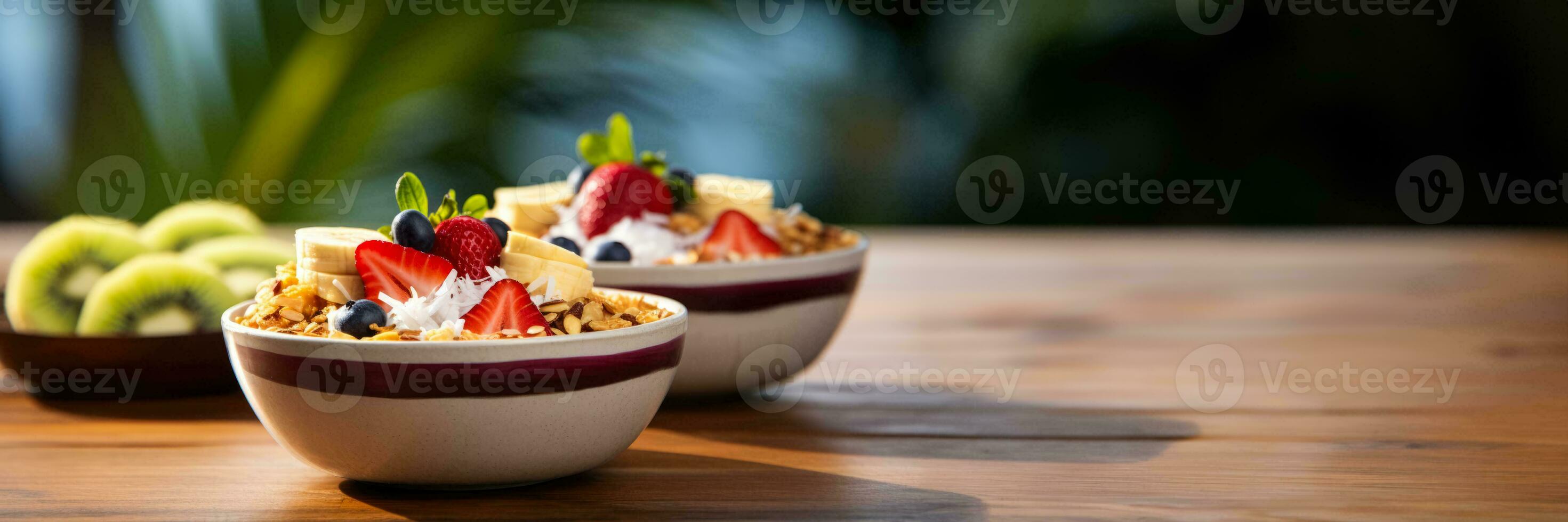 tropicale acai ciotole guarnito con muesli Noce di cocco e vivace frutta all'aperto foto