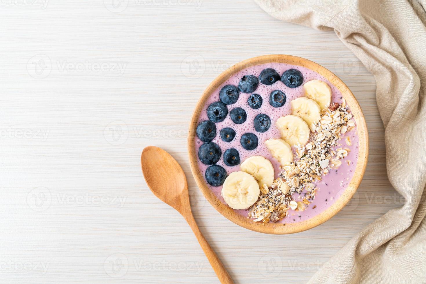 ciotola di yogurt o frullato con mirtilli, banana e muesli - stile di cibo sano foto