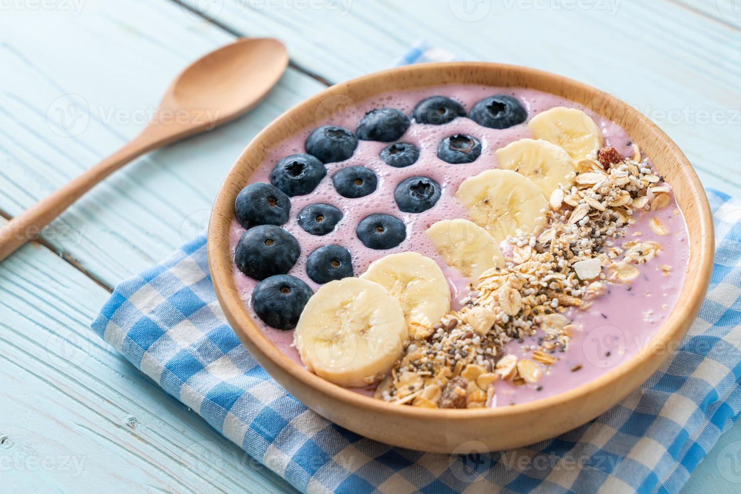 ciotola di yogurt o frullato con mirtilli, banana e muesli - stile di cibo sano foto