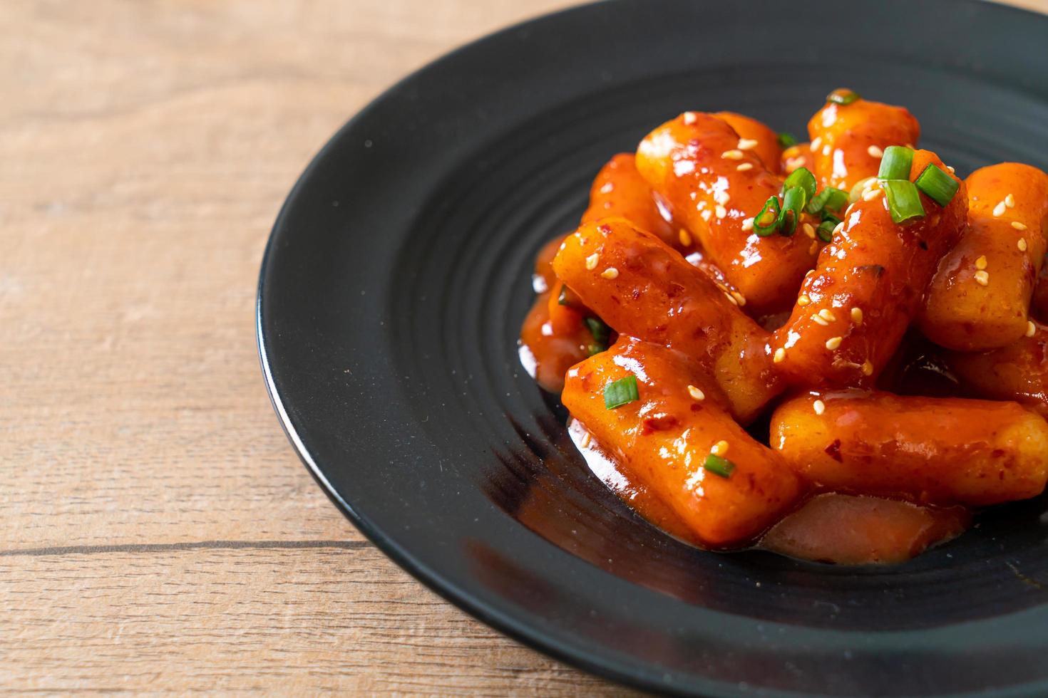 Stick di torta di riso coreano in salsa piccante - tteokbokki foto