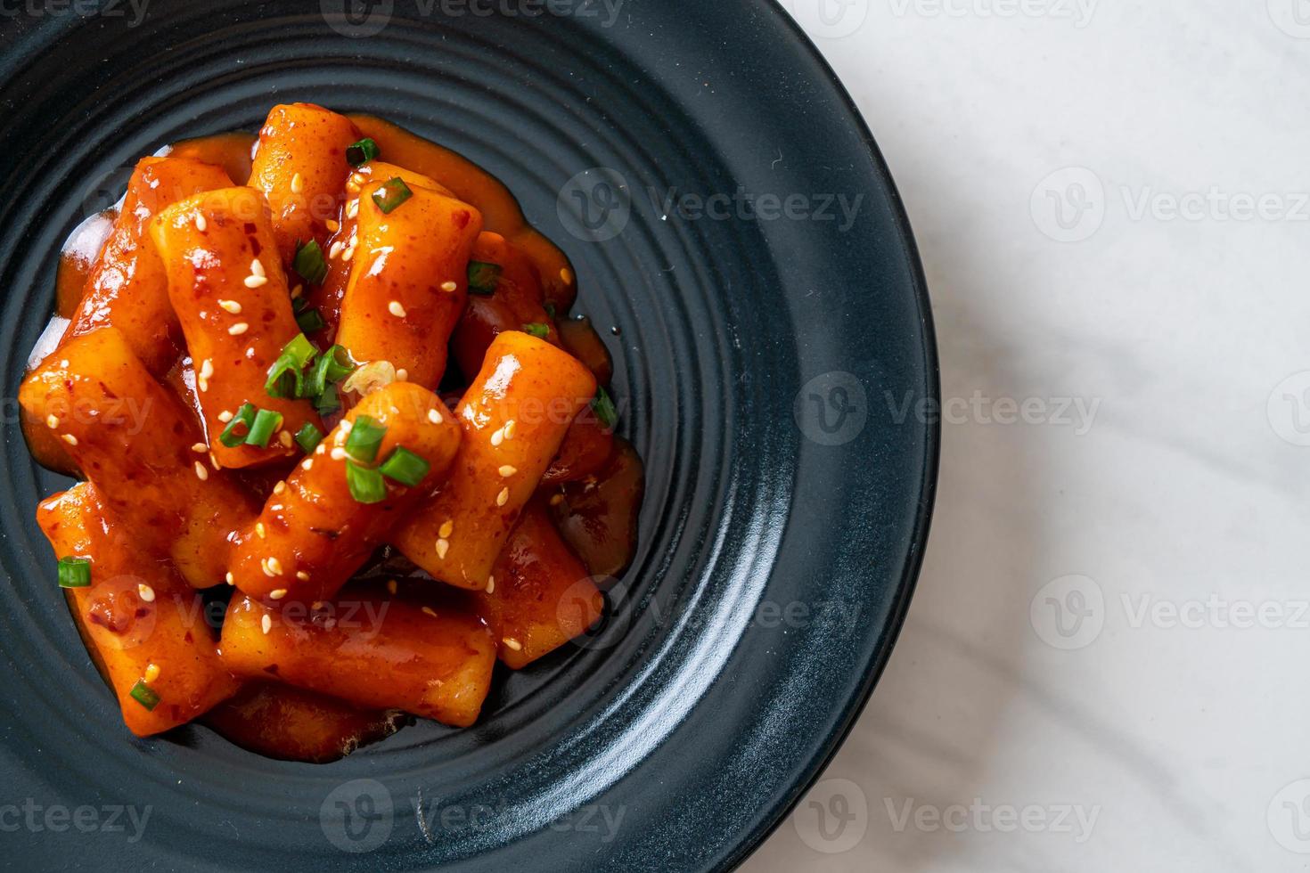 Stick di torta di riso coreano in salsa piccante - tteokbokki foto