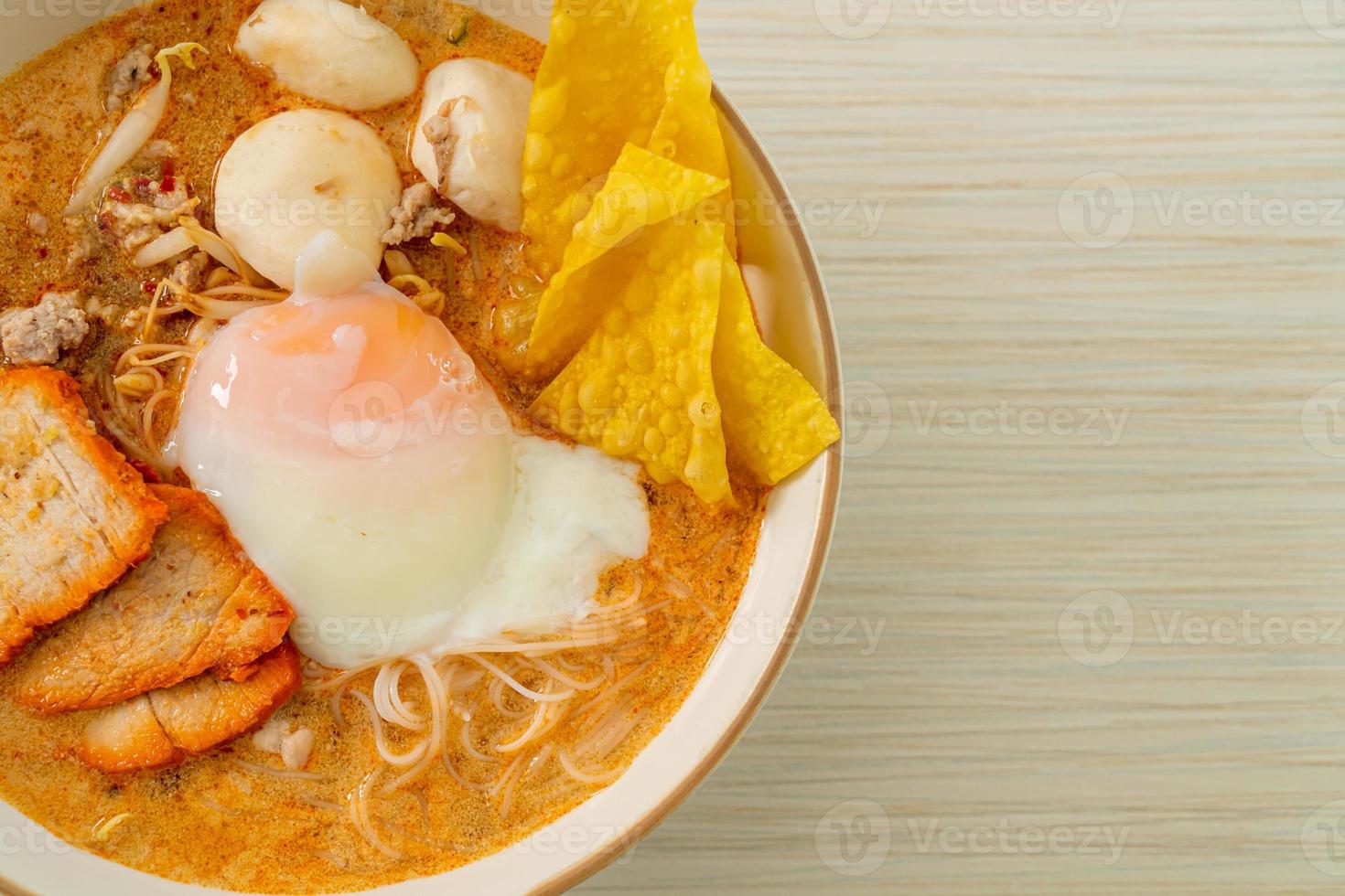 vermicelli di riso con polpette, maiale arrosto e uova in zuppa piccante foto