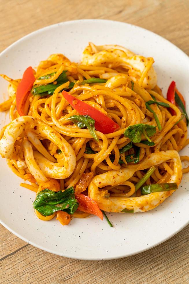 spaghetti saltati in padella con uova salate e calamari - stile fusion foto