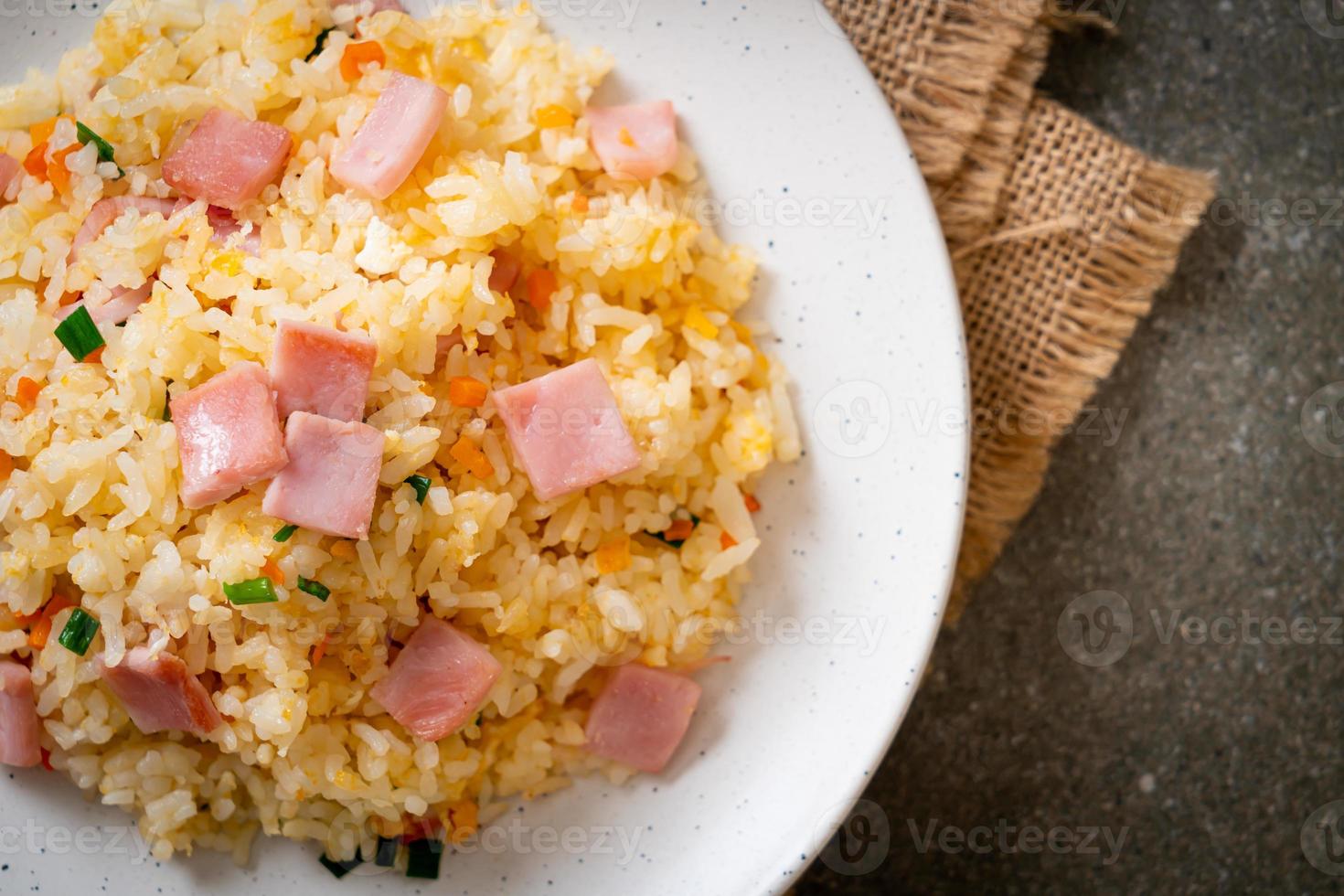 riso fritto casalingo con prosciutto alla piastra foto