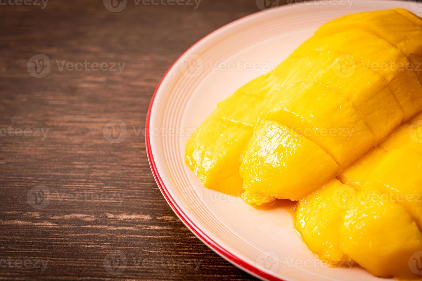 mango fresco e dorato affettato sul piatto foto