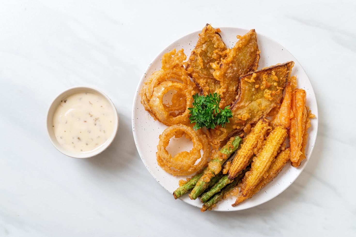 verdure miste fritte di cipolle, carote, mais, zucca o tempura - stile vegetariano foto