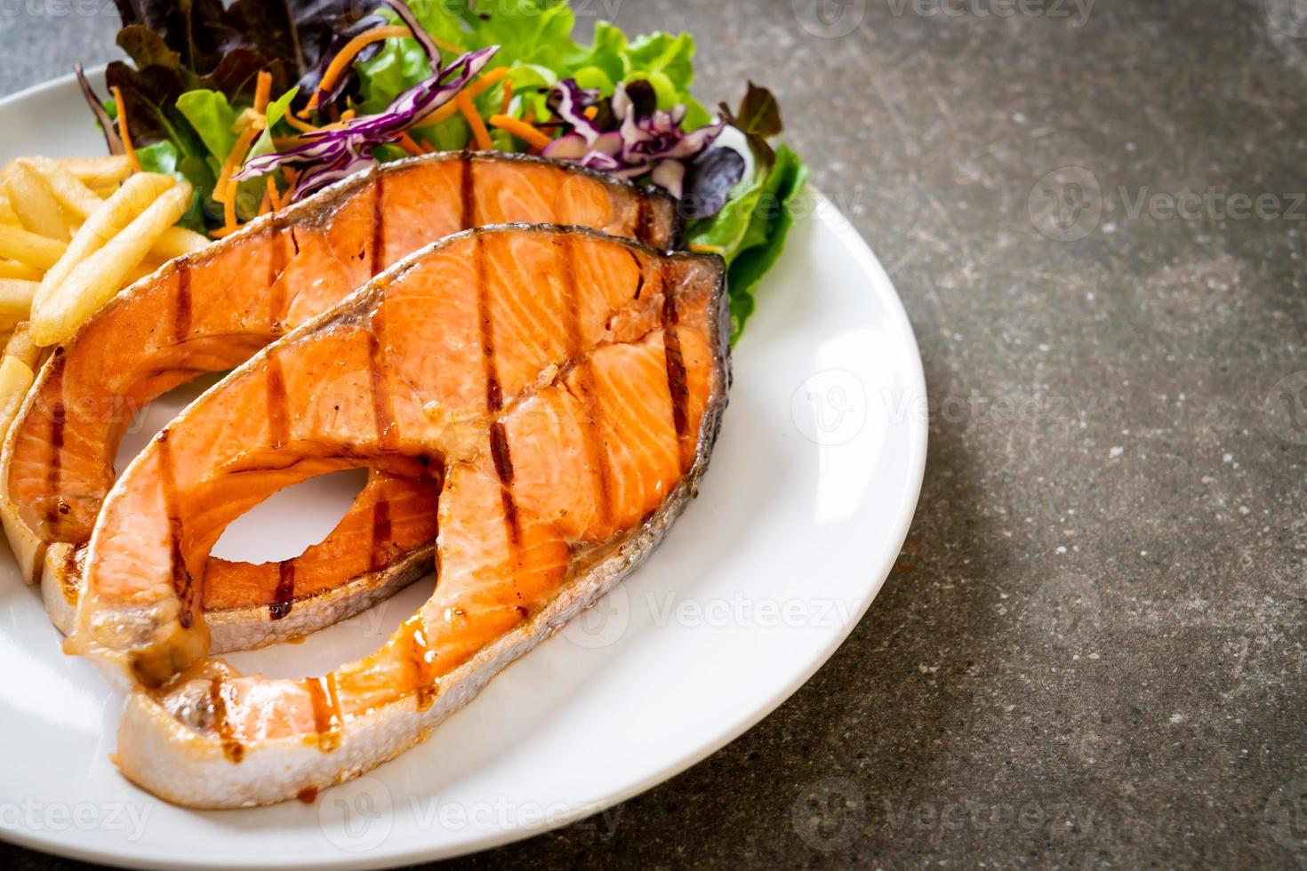 filetto di salmone alla doppia griglia con patatine fritte foto